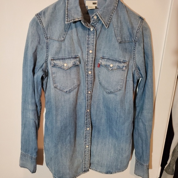 Levi's Tops - Levis shirt